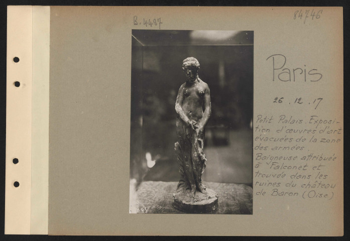 Paris. Petit Palais. Exposition d'œuvres d'art évacuées de la zone des armées. Baigneuse attribuée à Falconet et trouvée dans les ruines du château de Baron (Oise)