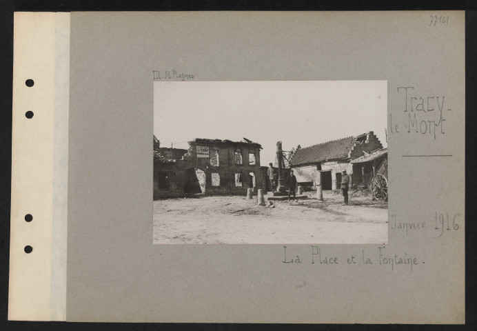 Tracy-le-Mont. La place et la fontaine