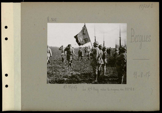 Bergues. Camp d'aviation. Revue de la 1ère division d'infanterie par le maréchal Haig. Le maréchal Haig salue le drapeau du 233e régiment d'infanterie