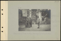 Verneuil-Courtonne. Château de Verneuil, l'entrée. Au premier plan, soldats essayant un canon pneumatique