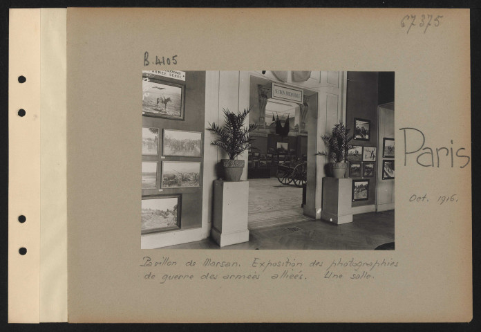 Paris. Pavillon de Marsan. Exposition des photographies de guerre des armées alliées. Une salle