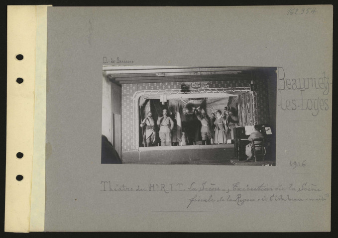 Beaumetz-lès-Loges. Théâtre du 81e RIT. La scène : exécution de la scène finale de la revue "Et c'est beau, mais"