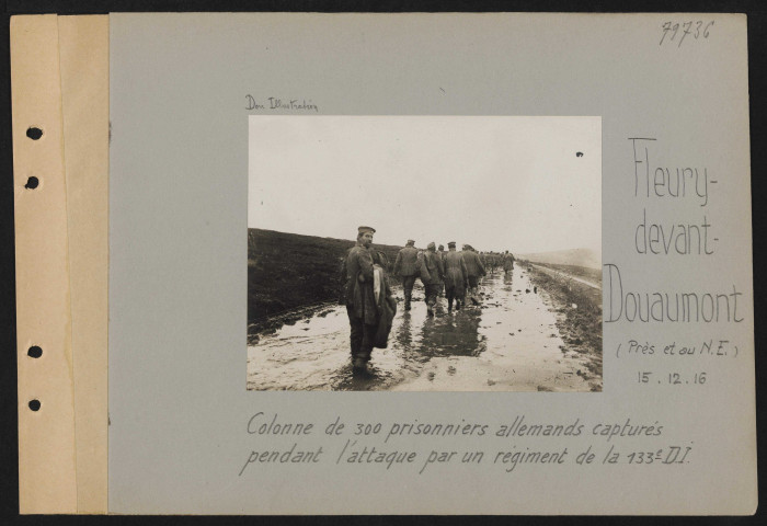 Fleury-devant-Douaumont (près et au nord-est). Colonne de 300 prisonniers allemands capturés pendant l'attaque par un régiment de la 133e DI