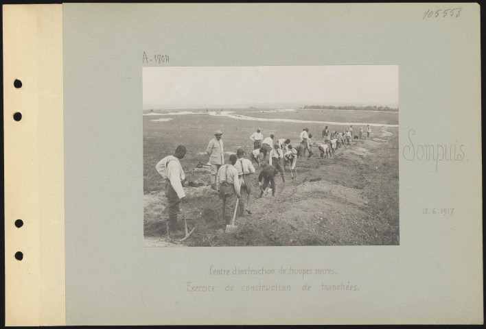 Sompuis. Centre d'instruction de troupes noires. Exercice de construction de tranchées