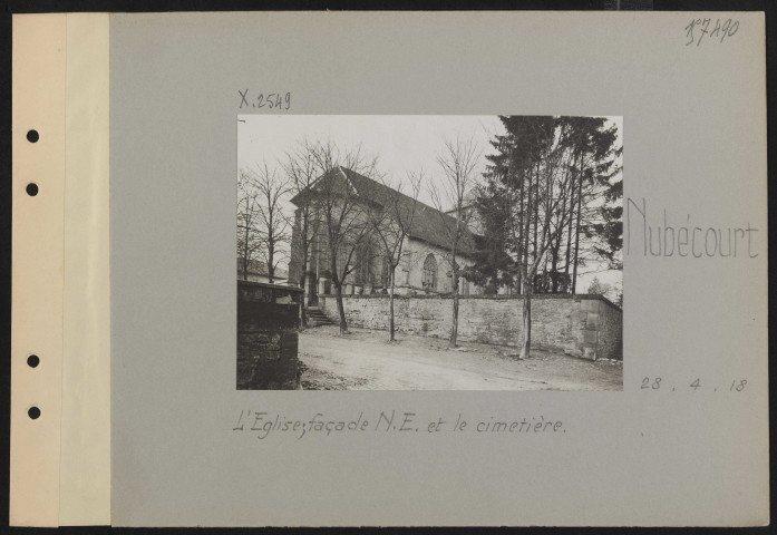 Nubécourt. L'église ; façade nord-est et le cimetière