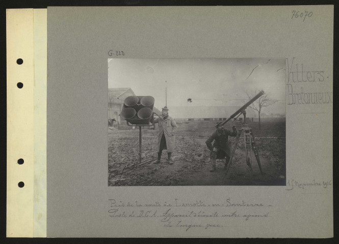 Villers-Bretonneux. Près de la route de Lamotte-en-Santerre. Poste de D.C.A. Appareil d'écoute contre avions et longue vue