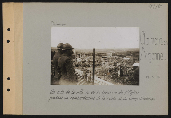 Clermont-en-Argonne. Un coin de la ville vu de la terrasse de l'église pendant un bombardement de la route et du camp d'aviation