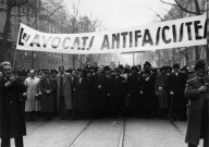 Le cortège du Front Populaire a traversé Paris du Panthéon à la Nation. Sous-Titre : Les avocats antifascistes. Au centre on reconnait Maître Moro Giafferi.