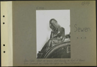 Sewen. Dans l'église. Dépôt des œuvres d'art évacuées du front d'Alsace. Figure provenant des stalles de l'église de Thann (côté gauche)