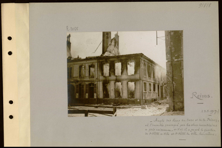 Reims. Angle des rues du Marc et de la Prison, où l'incendie provoqué par les obus incendiaires a pris naissance, et où il a gagné le quartier de l'hôtel de ville et l'hôtel de ville lui-même