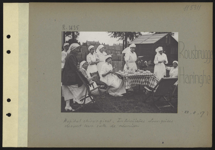 Rousbrugge-Haringhe. Hôpital chirurgical. Infirmières françaises devant leur salle de réunion