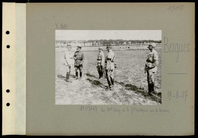 Bergues. Camp d'aviation. Revue de la 1ère division d'infanterie par le maréchal Haig. Le maréchal Haig et le général Anthoine sur le terrain