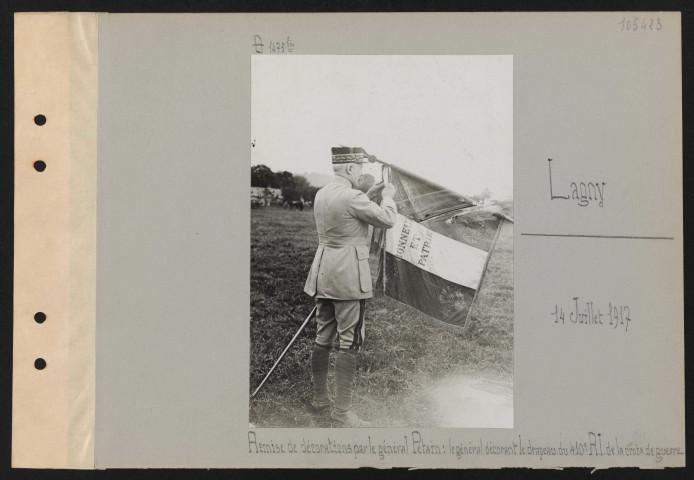 Lagny. Remise de décorations par le général Pétain : le général décorant le drapeau du 410e RI de la croix de guerre