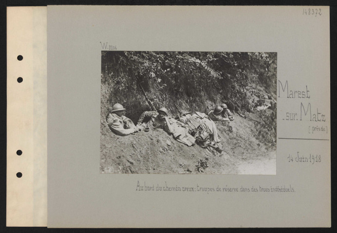 Marest-sur-Matz (près de). Au bord du chemin creux : troupes en réserve dans des trous individuels