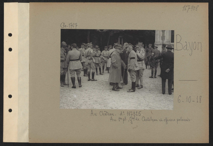 Bayon. Au château (cf. 167925). Au premier plan, général de Castelnau et officiers polonais