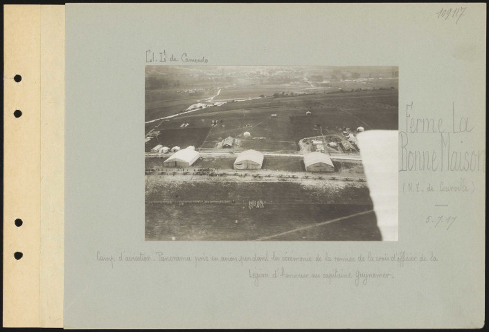 Ferme La Bonne Maison (nord-est de Courville). Camp d'aviation. Panorama pris en avion pendant la cérémonie de la remise de la croix d'officier de la Légion d'honneur au capitaine Guynemer