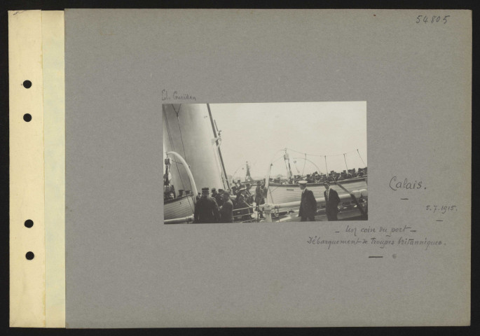 Calais. Un coin du port. Débarquement de troupes britanniques