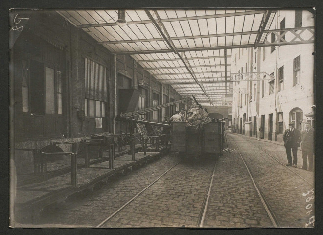 Fabrication d'obus dans la banlieue de Lyon aux usines Béliet