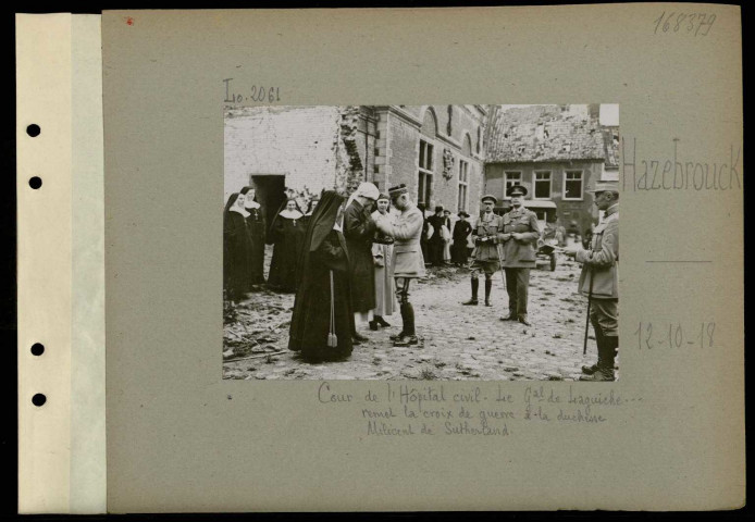 Hazebrouck. Cour de l'hôpital civil. Le général de Laguiche… remet la croix de guerre à la duchesse Milicent de Sutherland