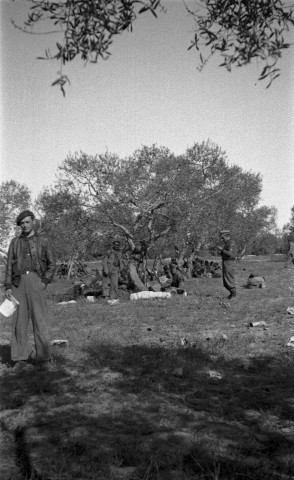 Les troupes au repos avec Spura, commissaire politique d'une compagnie du 1er bataillon de la XIIIe brigade