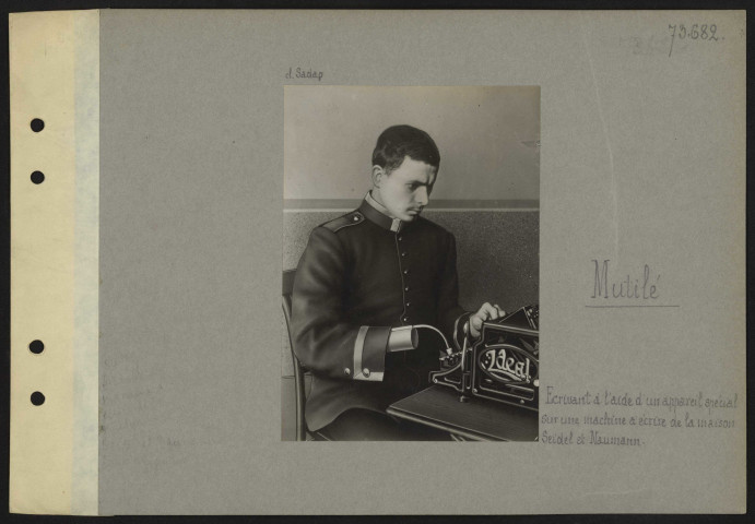 [S.l.]. Mutilé. Écrivant à l'aide d'un appareil spécial sur une machine à écrire de la maison Seidel et Naumann