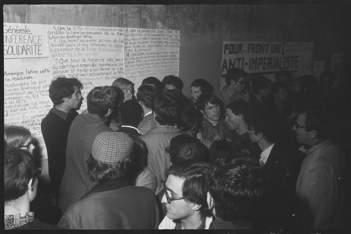 Mai 1968 : discussions entre militants à la faculté de Nanterre