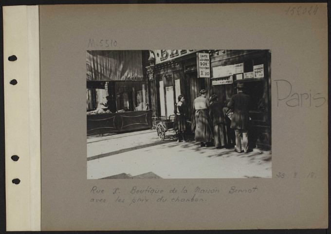 Paris. Rue X. Rassemblement des ordures ménagères