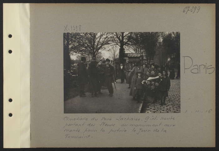 Paris. Cimetière du Père-Lachaise. Girl-scouts portant des fleurs au monument aux morts pour la patrie le jour de la Toussaint