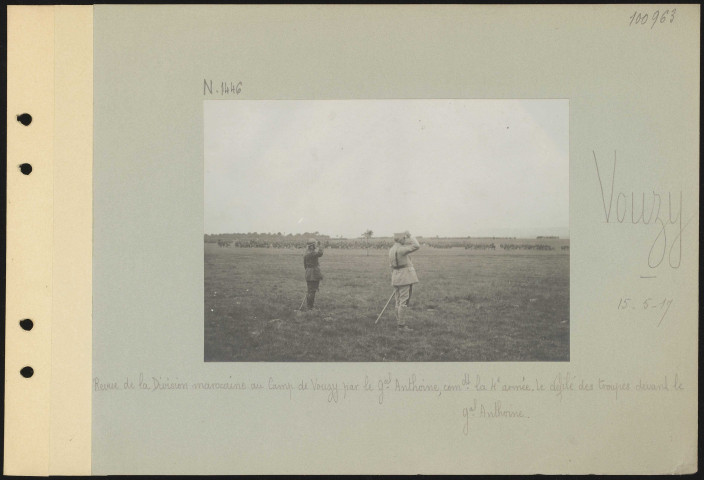 Vouzy. Revue de la Division marocaine au camp de Vouzy par le général Anthoine commandant la 4e armée. Le défilé des troupes devant le général Anthoine