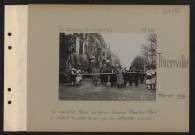 Thionville. Le maréchal Pétain inaugure l'avenue "Maréchal Pétain" en coupant le ruban de soie qui en interdit l'accès