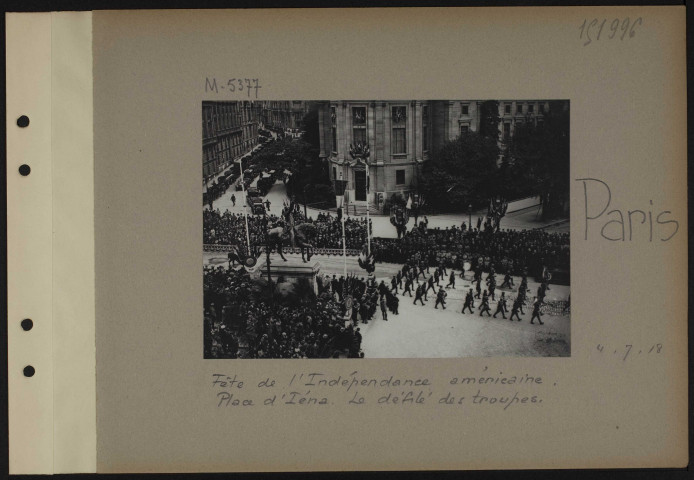 Paris. Fête de l'indépendance américaine. Place d'Iéna. Le défilé des troupes