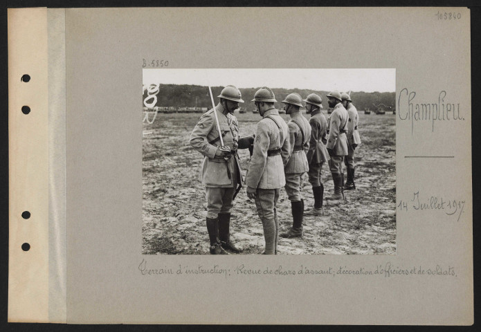 Champlieu. Terrain d'instruction : revue de chars d'assaut ; décoration d'officiers et de soldats