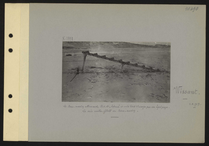 Wissant. Le sous-marin allemand UC-61 échoué et mis hors d'usage par son équipage. La scie contre filets du sous-marin