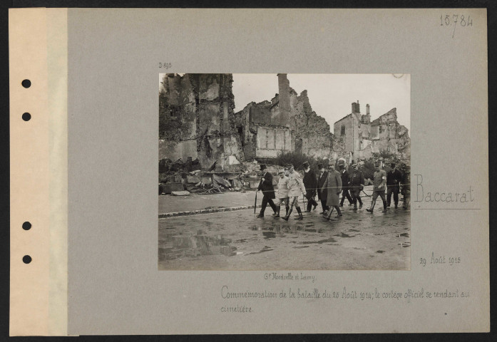 Baccarat. Commémoration de la bataille du 25 août 1914 ; le cortège officiel se rendant au cimetière