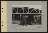Hesdin (près). Scierie militaire britannique. Le roi d'Angleterre vient de visiter la scierie