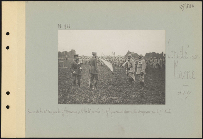 Condé-sur-Marne. Revue de la 8e division d'infanterie par le général Gouraud commandant la 4e armée. Le général Gouraud décore le drapeau du 317e régiment d'infanterie