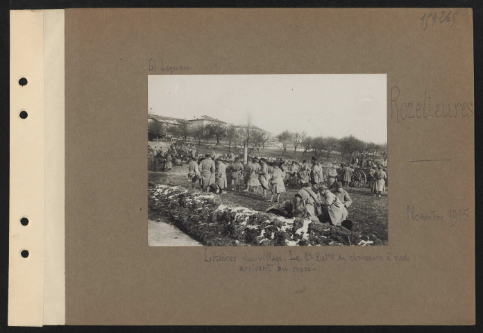 Rozelieures. Lisières du village. Le 2e Bataillon de chasseurs à pied arrivant au repos