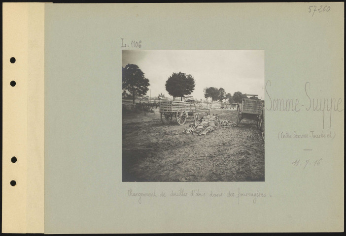 Somme-Suippe (entre Somme-Tourbe et). Chargement de douilles d'obus dans des fourragères