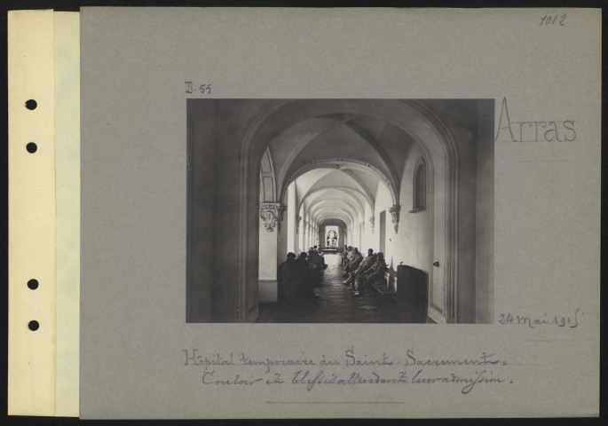 Arras. Hôpital temporaire du Saint-Sacrement. Couloir et blessés attendant leur admission