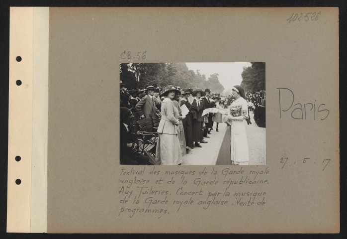 Paris. Festival des musiques de la garde royale anglaise et de la garde républicaine. Aux Tuileries. Concert par la musique de la garde royale anglaise. Vente de programmes