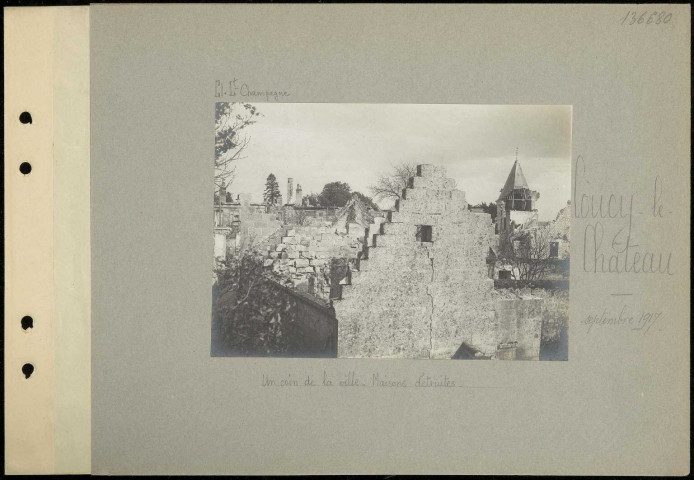 Coucy-le-Château. Un coin de la ville. Maisons détruites