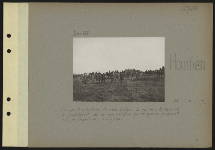 Houthem. Camp d'aviation franco-belge. Le roi des Belges et le président de la république portugaise passent sur le front des troupes