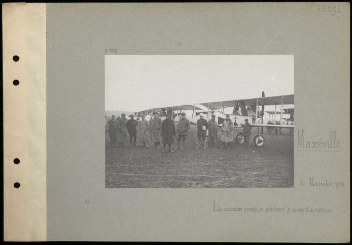 Maxéville. La mission suédoise visitant le camp d'aviation