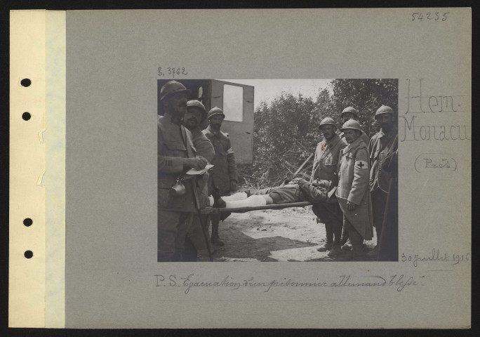 Hem-Monacu (près). Poste de secours. Evacuation d'un prisonnier allemand blessé