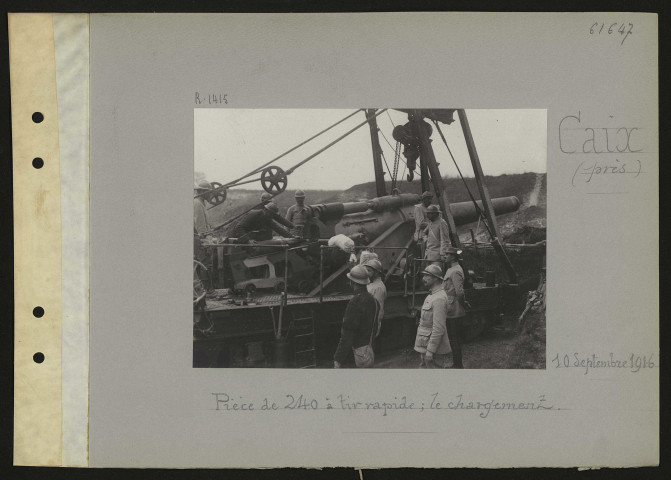 Caix (près). Pièce de 240 à tir rapide ; le chargement