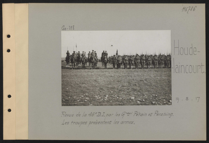 Houdelaincourt. Revue de la 46e DI par les généraux Pétain et Pershing. Les troupes présentent les armes