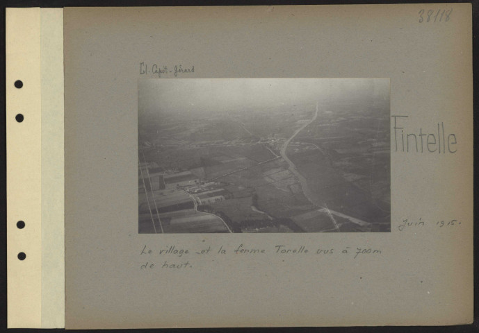 Fintelle. Le village et la ferme Torelle vus à 700 mètres de haut