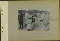 Sewen. Cantine militaire de la gare. Distribution de café, pendant l'arrêt d'un train, à des permissionnaires revenant au front