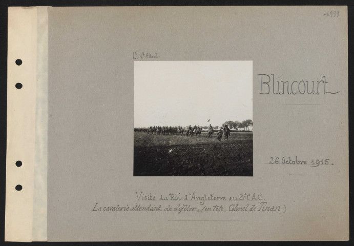 Blincourt. Visite du roi d'Angleterre au deuxième CAC. La cavalerie attendant de défiler (en tête, colonel de Tinan)