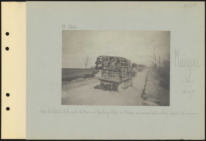 Muizon (près). Entre la station et la route de Reims à Jonchery. Relève de troupes en camions automobiles. Départ des camions